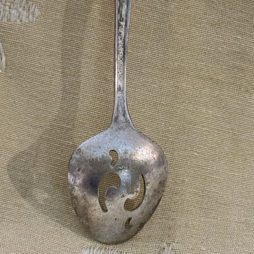 Vintage Meriden Silverplate Co. 1960 First Lady Sugar Sifter Spoon.